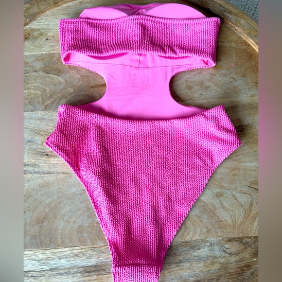 H&M Cut Out One Piece Swimsuit - Picture 5 of 6